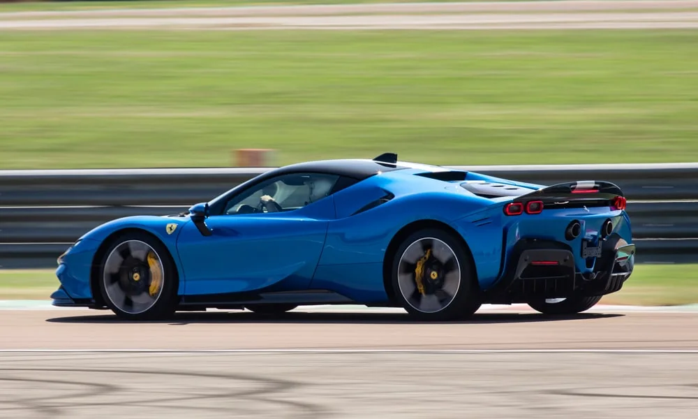 Ferrari SF90 Stradale — вид сзади, фото 2