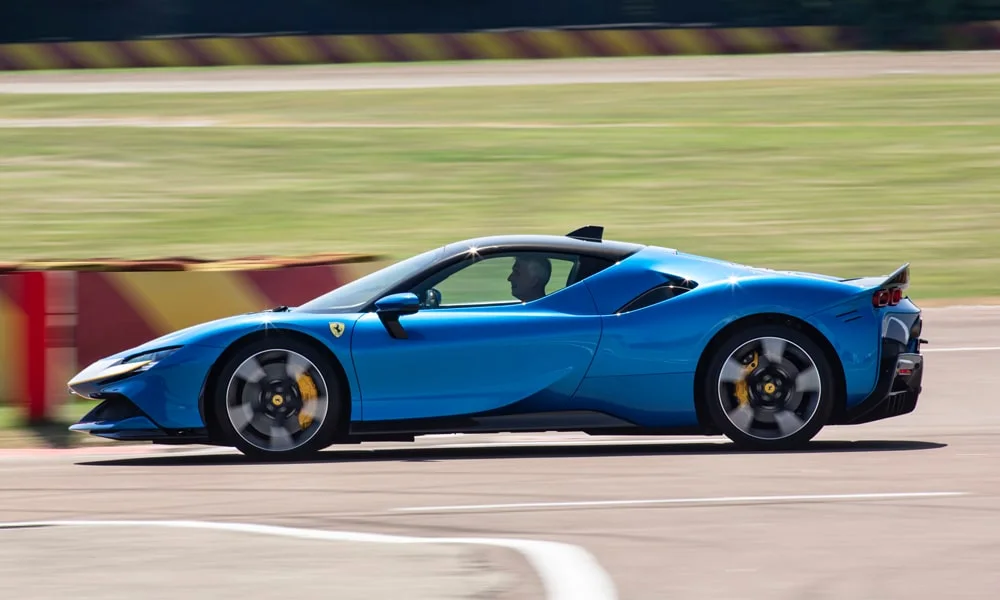 Ferrari SF90 Stradale — вид сбоку, фото 2