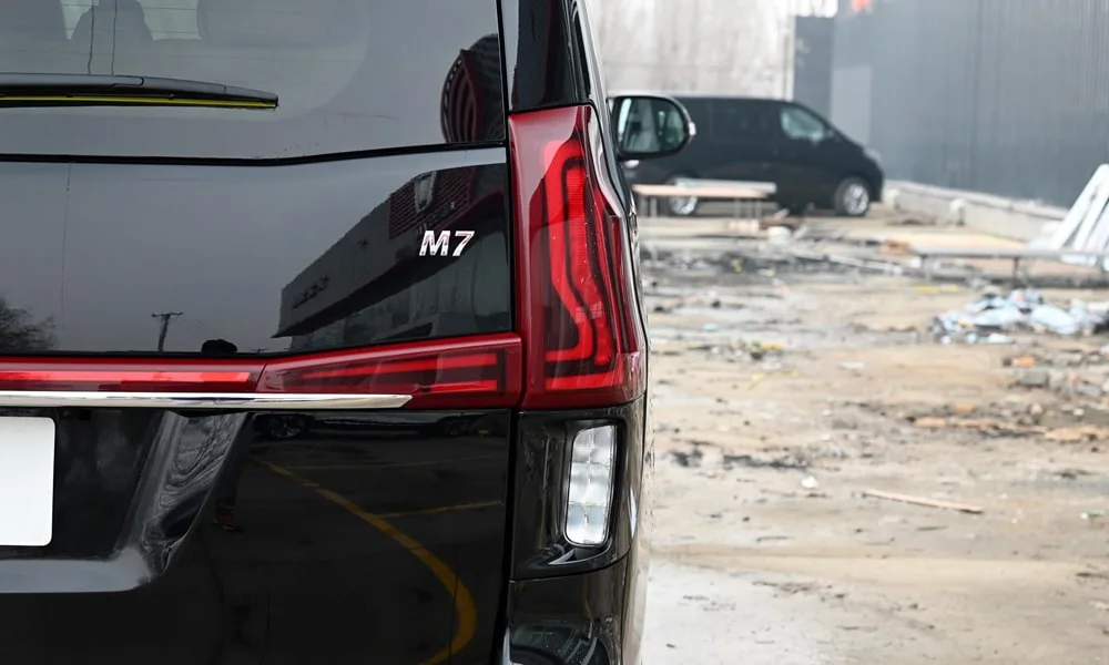 Фото Forthing M7 (2024) — вид сзади, фото 7. Чёрный кузов сзади — фонари и бампер определяют ночной образ модели. Светодиодная полоса или раздельные секции — задняя оптика стала главным украшением кормы Forthing M7 (2024) — вид сзади, фото 7