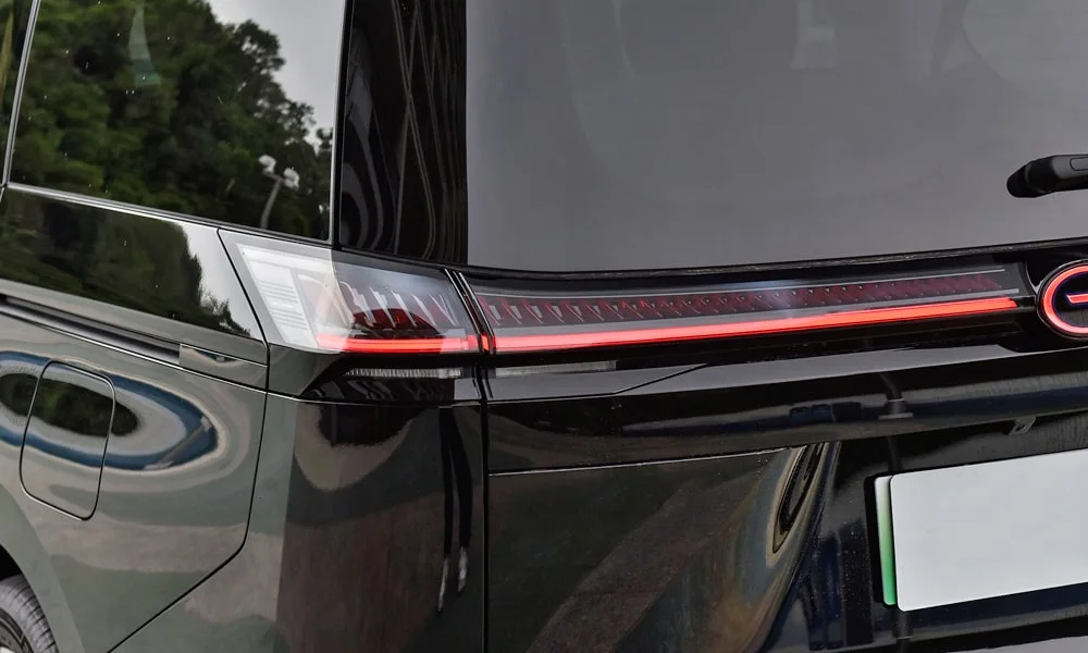 Фото GAC E8 (2024) — задние фонари. Рассеиватель фонаря вблизи: компоновка секций габарита, стопа и поворотника. Динамические поворотники с бегущей индикацией встречаются в старших комплектациях GAC E8 (2024) — задние фонари