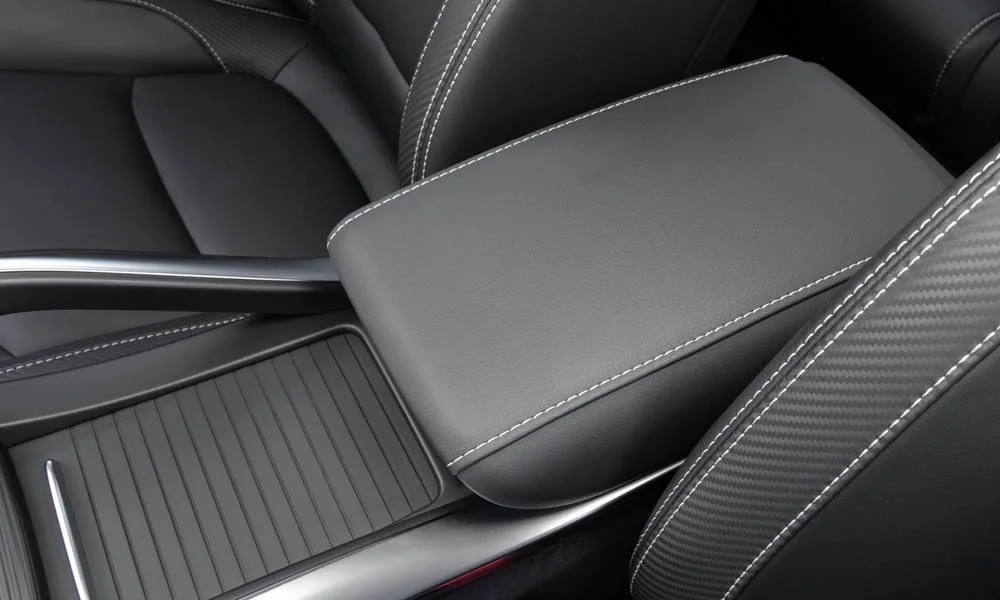 Фото Geely Atlas Pro — центральный подлокотник. Подлокотник консоли: зона отдыха правой руки и крышка бокса Geely Atlas Pro — центральный подлокотник