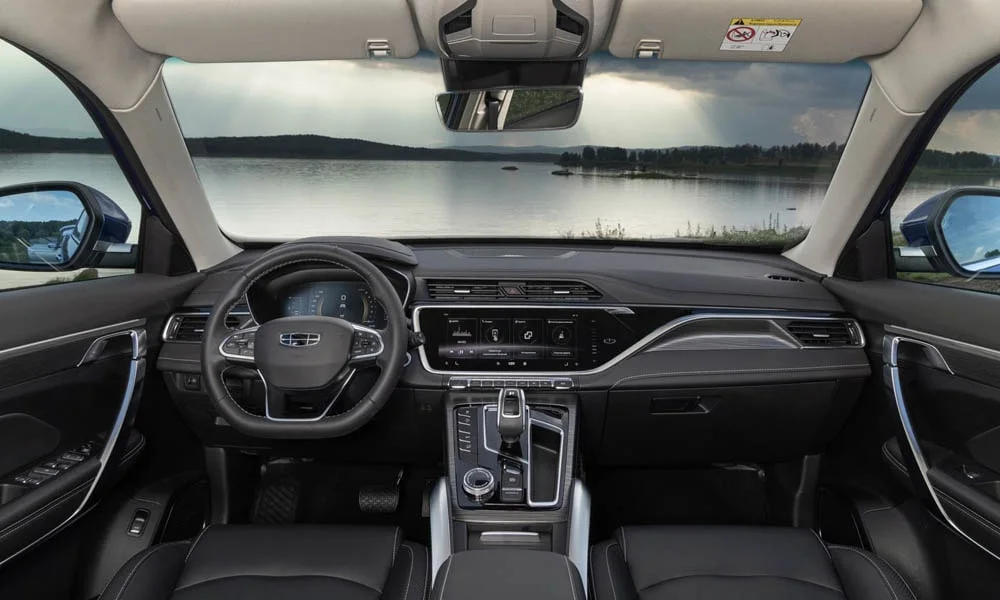 Фото Geely Atlas Pro — передняя панель. Компоновка экранов, дефлекторов и консоли Geely Atlas Pro — передняя панель