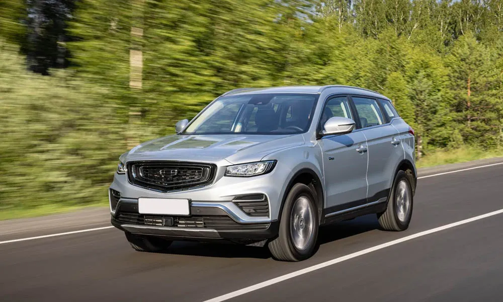 Фото Geely Atlas Pro — вид спереди, фото 5. Оптика, решётка и бампер — первое впечатление о модели. Дневные ходовые огни включаются автоматически с запуском Geely Atlas Pro — вид спереди, фото 5
