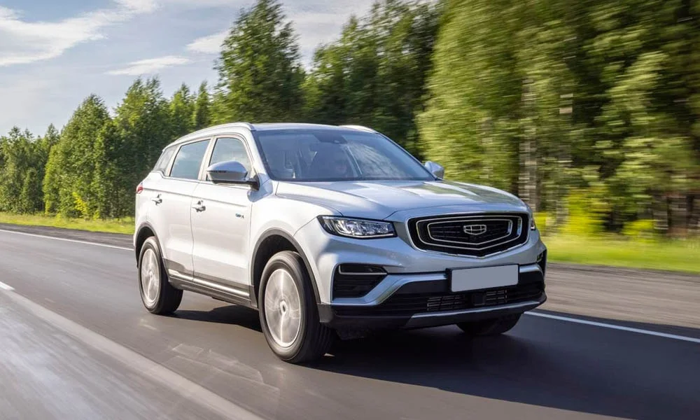 Фото Geely Atlas Pro — вид спереди, фото 6. Передок в серебристом исполнении — крупная светотехника и выразительный бампер Geely Atlas Pro — вид спереди, фото 6