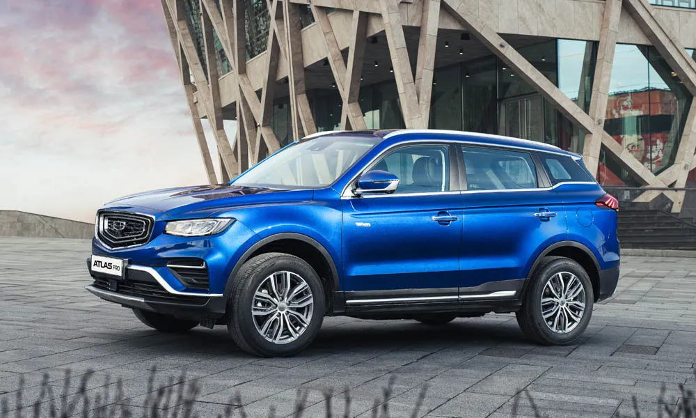 Фото Geely Atlas Pro — вид спереди, фото 8. Оптика, решётка и бампер — первое впечатление о модели. Дневные ходовые огни включаются автоматически с запуском Geely Atlas Pro — вид спереди, фото 8