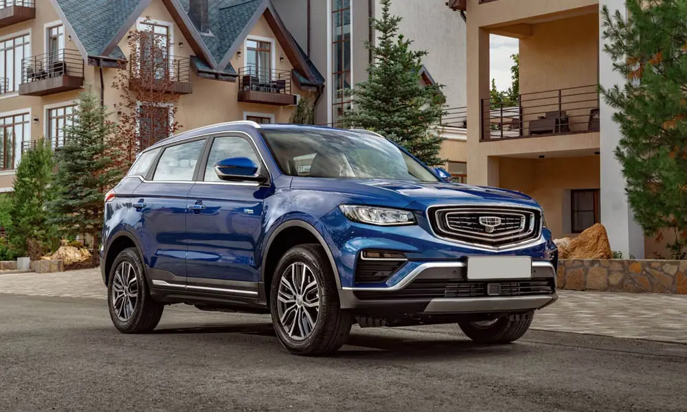 Фото Geely Atlas Pro — вид спереди, фото 9. Синий кузов, строгая симметрия оптики — базовый ракурс знакомства с дизайном Geely Atlas Pro — вид спереди, фото 9