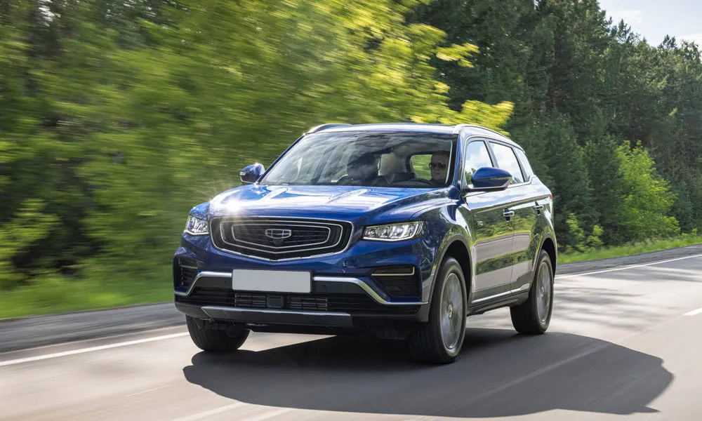 Фото Geely Atlas Pro — вид спереди, фото 10. Кузов в синем цвете: рисунок оптики и решётки задаёт узнаваемое «лицо» модели. Дневные ходовые огни включаются автоматически с запуском Geely Atlas Pro — вид спереди, фото 10