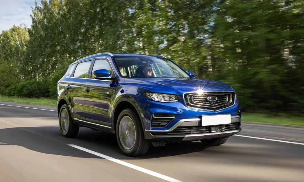 Фото Geely Atlas Pro — вид спереди, фото 11. Кузов в синем цвете: рисунок оптики и решётки задаёт узнаваемое «лицо» модели. Рисунок ходовых огней — подпись модели, по нему её узнают в потоке Geely Atlas Pro — вид спереди, фото 11