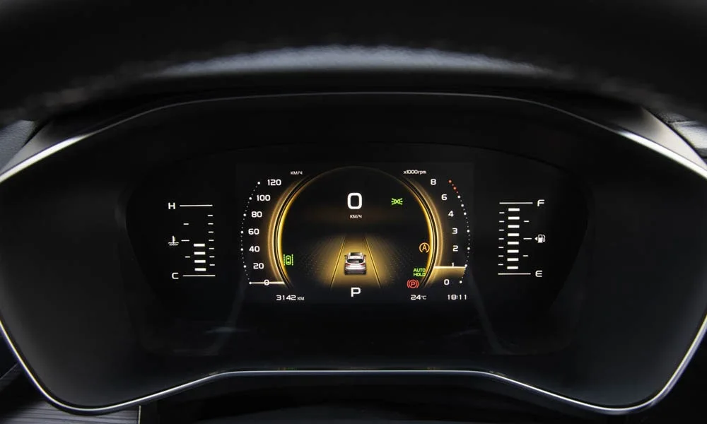 Фото Geely Atlas Pro — приборная панель. Экран приборов за рулём — вся ходовая информация перед глазами. Запас хода и расход выводятся крупно — главные цифры ежедневных поездок Geely Atlas Pro — приборная панель