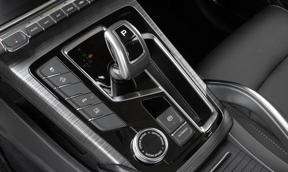 Фото Geely Atlas Pro — селектор коробки передач. Селектор трансмиссии на центральной консоли. Автохолд удерживает машину на светофоре без ноги на тормозе Geely Atlas Pro — селектор коробки передач