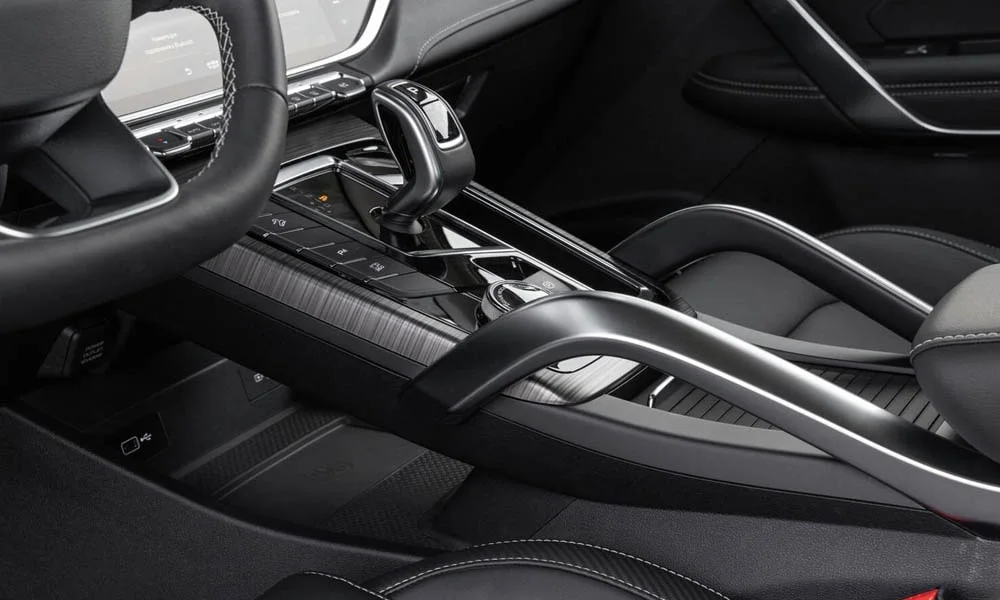 Фото Geely Atlas Pro — селектор коробки передач, фото 2. Селектор трансмиссии на центральной консоли. Автохолд удерживает машину на светофоре без ноги на тормозе Geely Atlas Pro — селектор коробки передач, фото 2