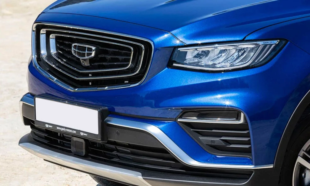 Фото Geely Atlas Pro — решётка радиатора. Фирменный рисунок облицовки — визитная карточка марки. За решёткой у многих комплектаций стоит радар адаптивного круиз-контроля Geely Atlas Pro — решётка радиатора