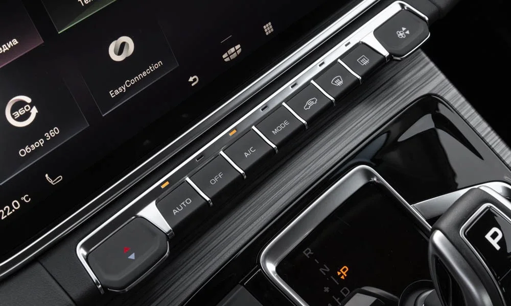Фото Geely Atlas Pro — интерьер, фото 2. Общий план салона: архитектура панели, консоль и кресла Geely Atlas Pro — интерьер, фото 2