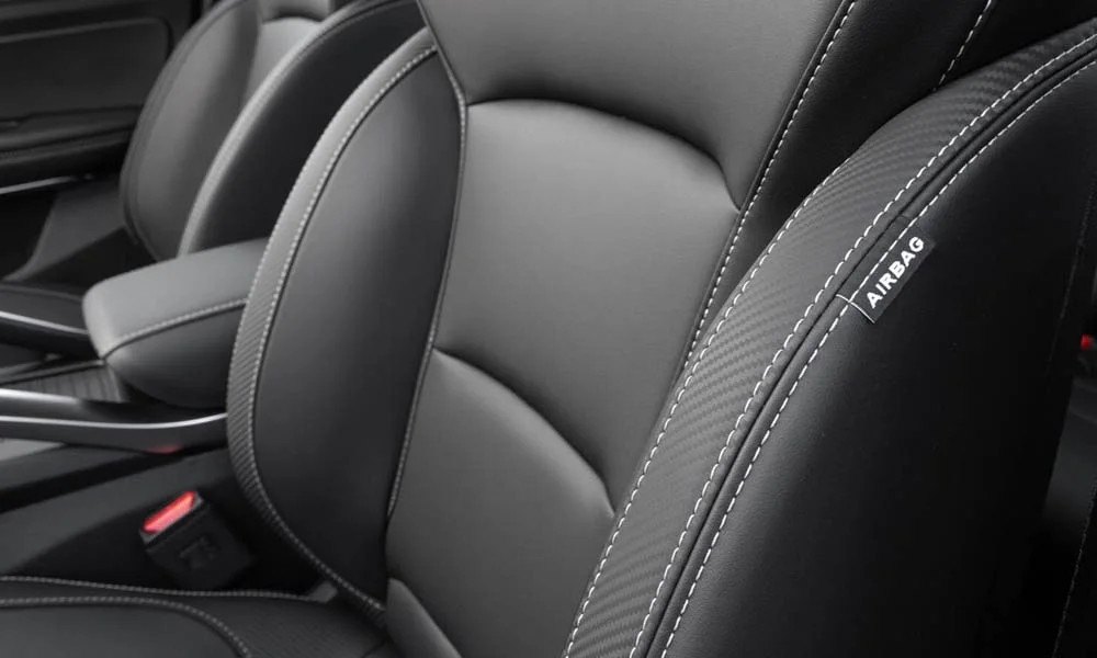 Фото Geely Atlas Pro — интерьер, фото 3. Общий план салона: архитектура панели, консоль и кресла Geely Atlas Pro — интерьер, фото 3