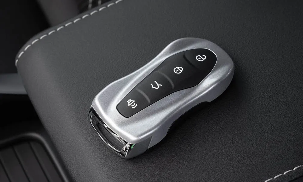 Фото Geely Atlas Pro — интерьер, фото 4. Общий план салона: архитектура панели, консоль и кресла. Уровень отделки читается по стыкам панелей и мягким поверхностям в зонах касания Geely Atlas Pro — интерьер, фото 4