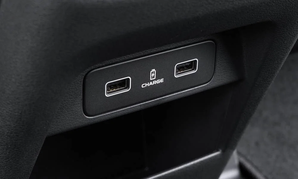 Фото Geely Atlas Pro — интерьер, фото 5. Общий план салона: архитектура панели, консоль и кресла. Светлая гамма зрительно расширяет салон, тёмная — практичнее в уходе Geely Atlas Pro — интерьер, фото 5
