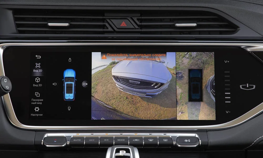Фото Geely Atlas Pro — экран мультимедиа. Интерфейс медиасистемы крупным планом. Климат и обогревы часто управляются с этого экрана — привыкание занимает пару дней Geely Atlas Pro — экран мультимедиа