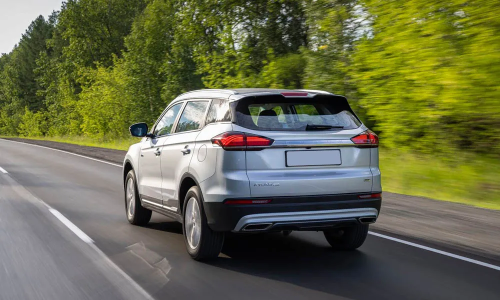 Фото Geely Atlas Pro — вид сзади, фото 3. Серебристый кузов сзади — фонари и бампер определяют ночной образ модели. Светодиодная полоса или раздельные секции — задняя оптика стала главным украшением кормы Geely Atlas Pro — вид сзади, фото 3