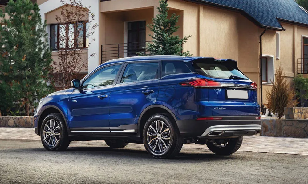 Фото Geely Atlas Pro — вид сзади, фото 4. Корма в синем цвете: графика фонарей и пластика пятой двери. Насадки выхлопа или их имитация внизу бампера различают версии Geely Atlas Pro — вид сзади, фото 4