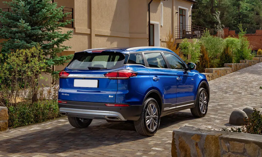 Фото Geely Atlas Pro — вид сзади, фото 5. Синий кузов сзади — фонари и бампер определяют ночной образ модели. Светодиодная полоса или раздельные секции — задняя оптика стала главным украшением кормы Geely Atlas Pro — вид сзади, фото 5