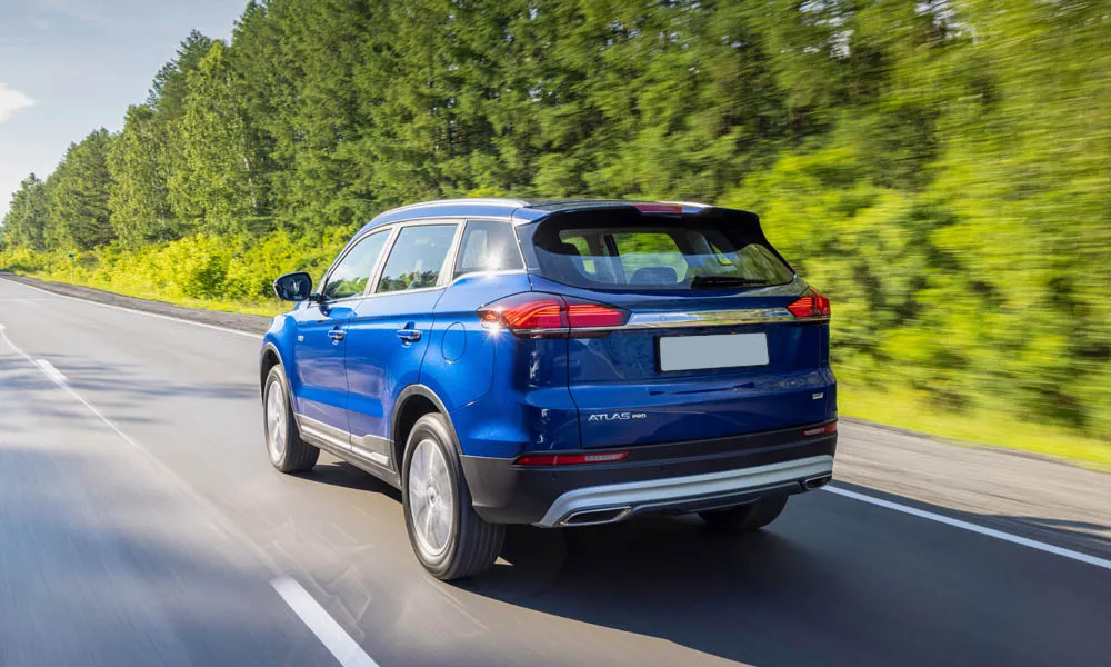 Фото Geely Atlas Pro — вид сзади, фото 6. Корма в синем цвете: графика фонарей и пластика пятой двери. Светодиодная полоса или раздельные секции — задняя оптика стала главным украшением кормы Geely Atlas Pro — вид сзади, фото 6