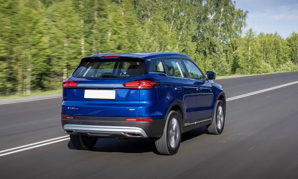 Фото Geely Atlas Pro — вид сзади, фото 7. Корма в синем цвете: графика фонарей и пластика пятой двери. Светодиодная полоса или раздельные секции — задняя оптика стала главным украшением кормы Geely Atlas Pro — вид сзади, фото 7