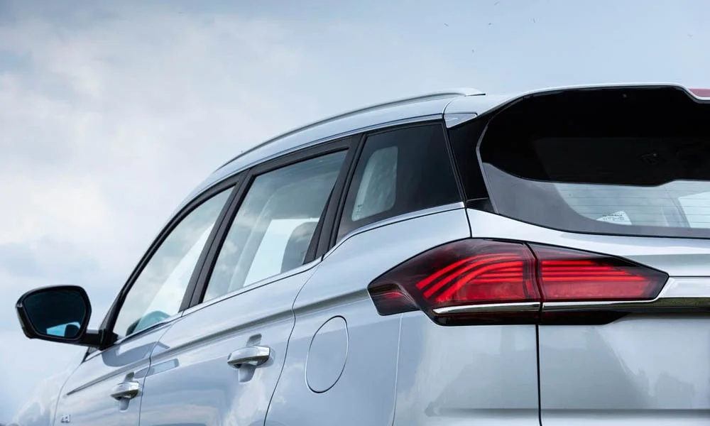 Фото Geely Atlas Pro — крыша. Линия крыши и панорамное остекление с высоты. Панорамное стекло зрительно увеличивает салон; шторка спасает в жару Geely Atlas Pro — крыша