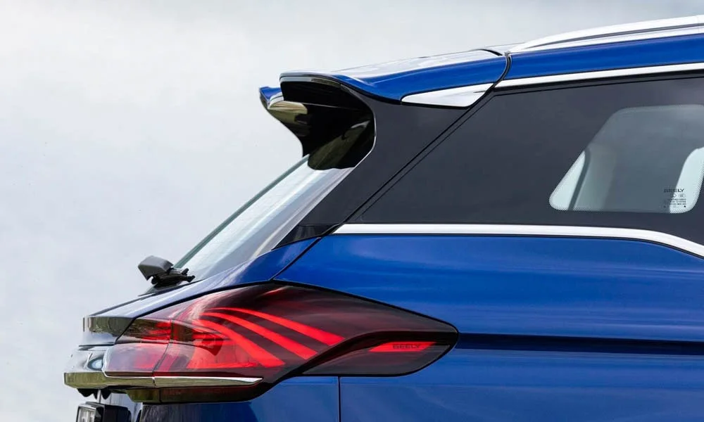 Фото Geely Atlas Pro — крыша, фото 2. Крыша сверху: остекление, рейлинги и антенна-плавник. Панорамное стекло зрительно увеличивает салон; шторка спасает в жару Geely Atlas Pro — крыша, фото 2