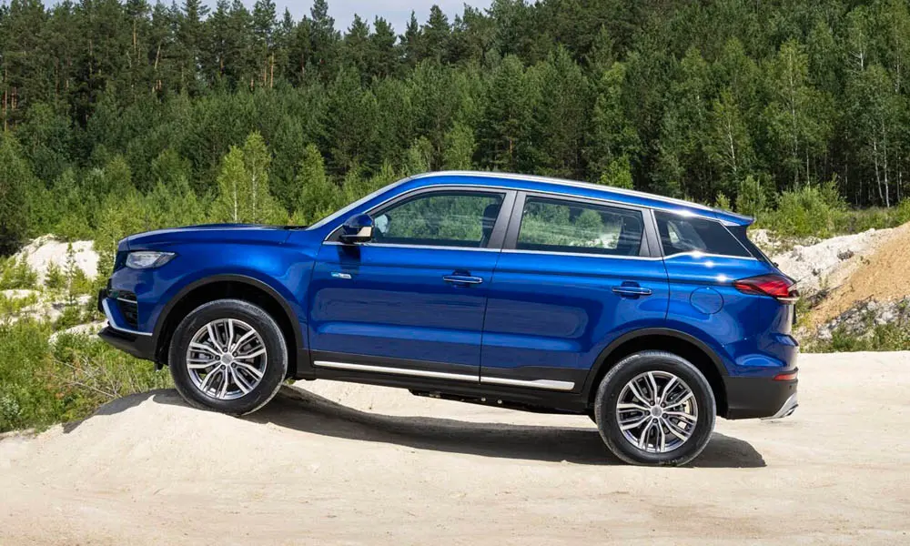 Фото Geely Atlas Pro — вид сбоку. Профиль кузова: колёсная база, свесы и линия остекления. Хромированные или чёрные молдинги окон отличают комплектации Geely Atlas Pro — вид сбоку