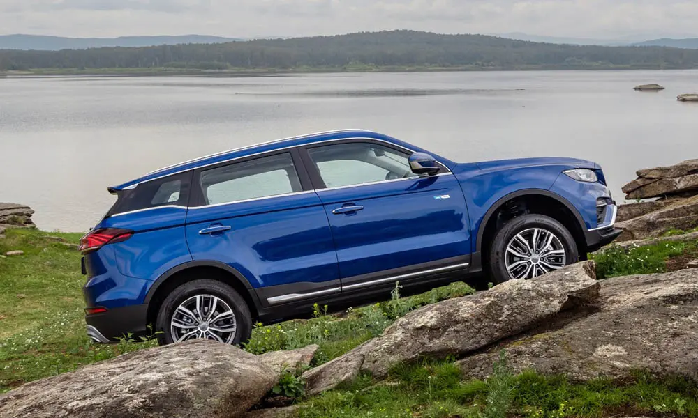 Фото Geely Atlas Pro — вид сбоку, фото 2. Сбоку читаются линия остекления и характер выштамповок на синем кузове. Длинная база — простор второго ряда; короткие свесы упрощают парковку Geely Atlas Pro — вид сбоку, фото 2
