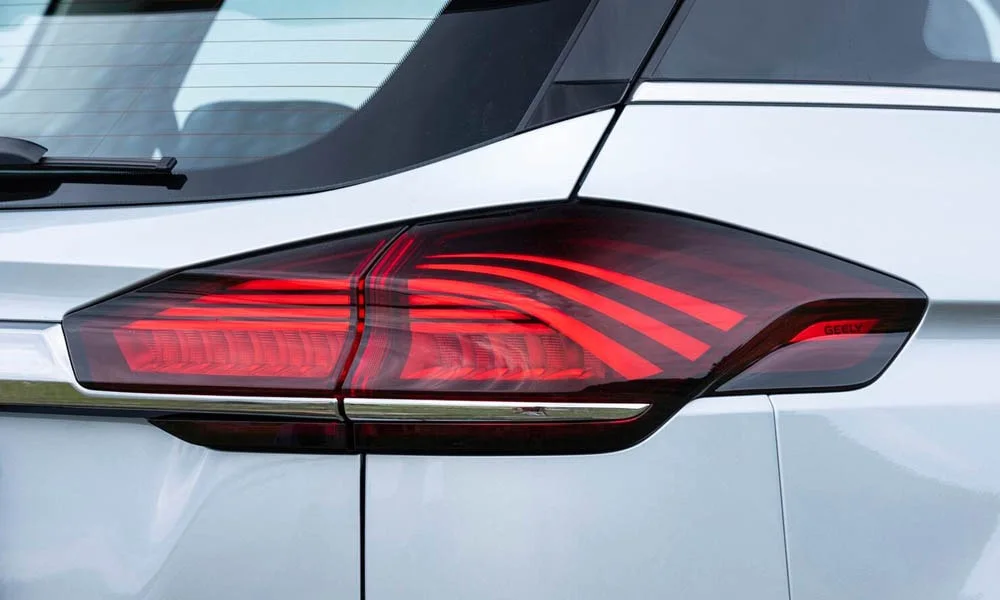 Фото Geely Atlas Pro — задние фонари. Графика секций крупным планом — ночная подпись модели Geely Atlas Pro — задние фонари