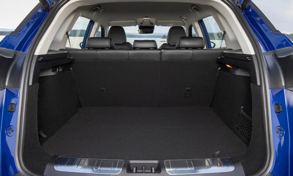 Фото Geely Atlas Pro — багажник. Форма проёма, ровный пол и организация пространства Geely Atlas Pro — багажник