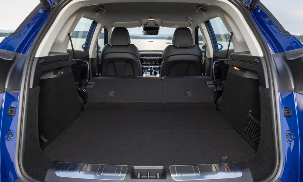 Фото Geely Atlas Pro — багажник, фото 2. Грузовой отсек с открытой дверью: погрузочная высота и ширина проёма. Спинки второго ряда складываются и расширяют отсек под длинные грузы Geely Atlas Pro — багажник, фото 2