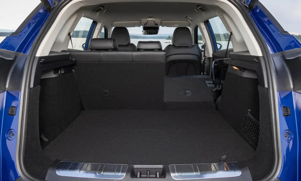 Фото Geely Atlas Pro — багажник, фото 3. Грузовой отсек с открытой дверью: погрузочная высота и ширина проёма. Спинки второго ряда складываются и расширяют отсек под длинные грузы Geely Atlas Pro — багажник, фото 3