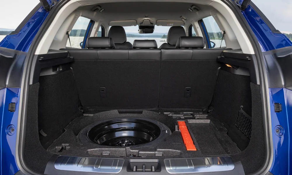 Фото Geely Atlas Pro — багажник, фото 4. Грузовой отсек с открытой дверью: погрузочная высота и ширина проёма. Под полом обычно размещены органайзер, докатка или ремкомплект Geely Atlas Pro — багажник, фото 4