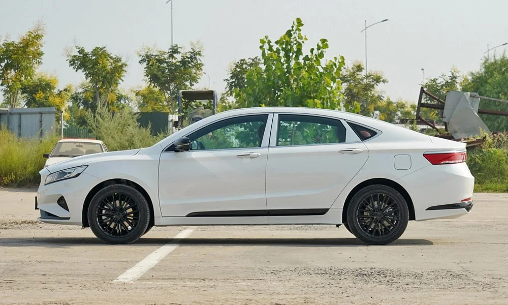 Geely Emgrand GT (2024) — вид сбоку