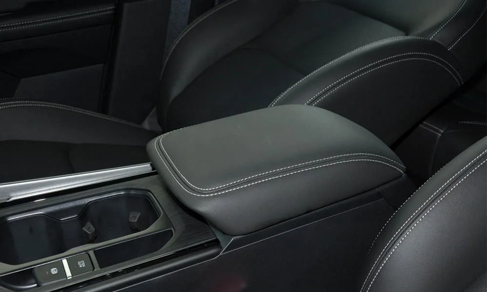 Фото Geely Emgrand X7 (2024) — центральный подлокотник. Зона отдыха правой руки между креслами Geely Emgrand X7 (2024) — центральный подлокотник