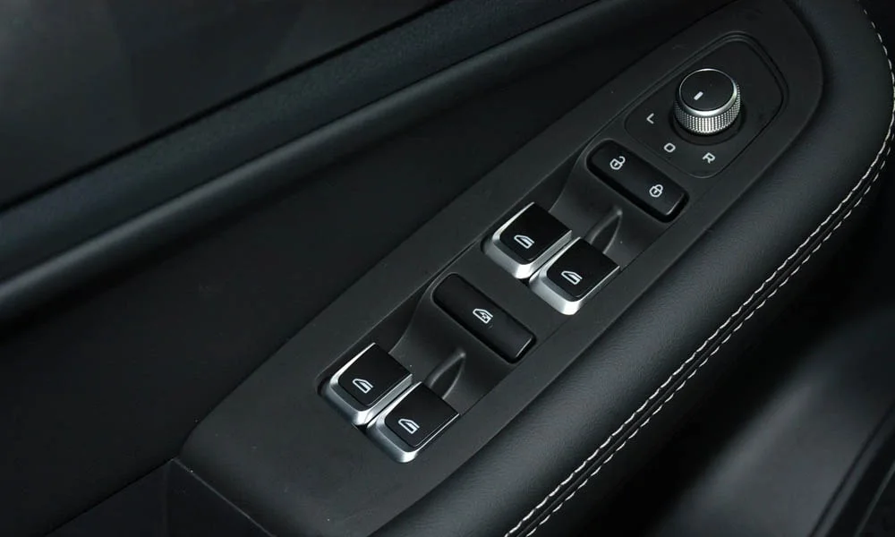 Фото Geely Emgrand X7 (2024) — кнопки управления. Кнопки и переключатели: физическое управление частыми функциями. Физические клавиши быстрее сенсорных меню — важно в движении Geely Emgrand X7 (2024) — кнопки управления