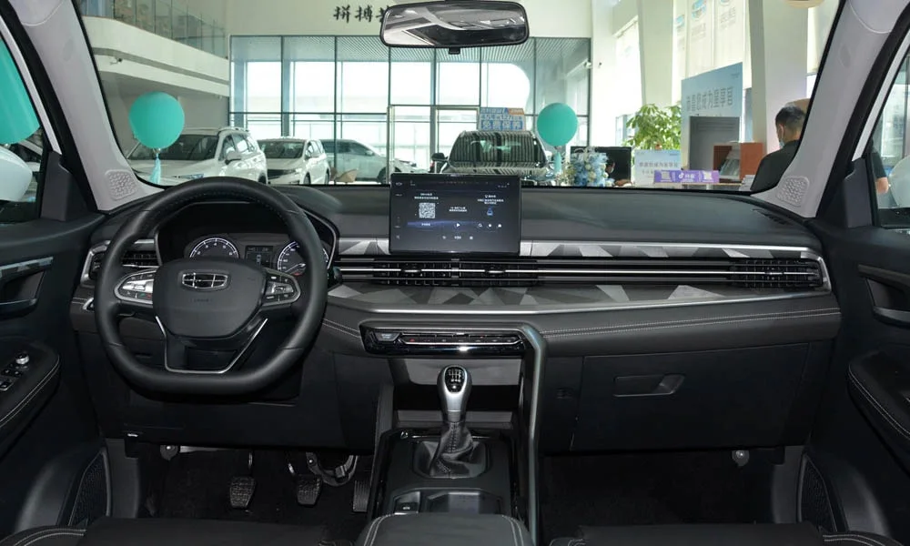 Фото Geely Emgrand X7 (2024) — передняя панель. Компоновка экранов, дефлекторов и консоли Geely Emgrand X7 (2024) — передняя панель