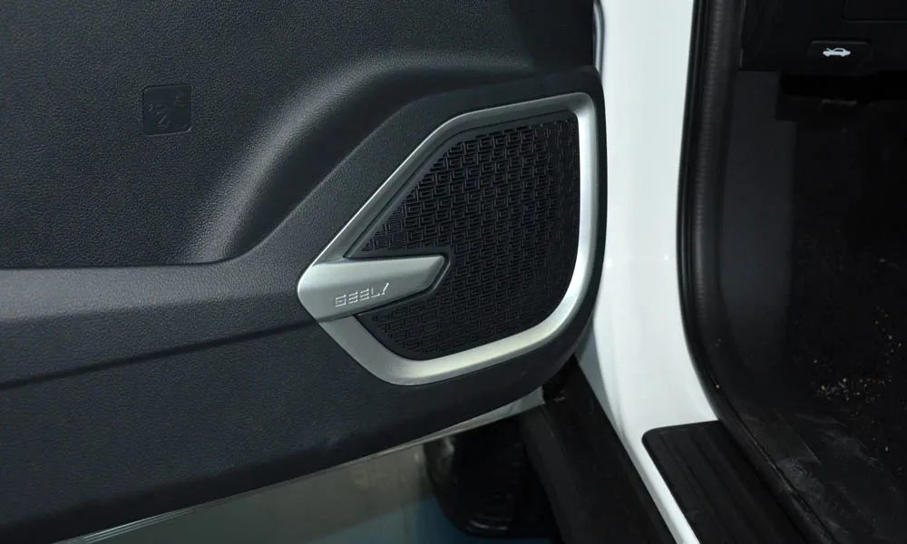 Фото Geely Emgrand X7 (2024) — дверная карта. Дверная карта в светло-серой отделке: подлокотник, динамик и блок стеклоподъёмников. Мягкая вставка в зоне локтя — то, что чувствуешь каждый день Geely Emgrand X7 (2024) — дверная карта