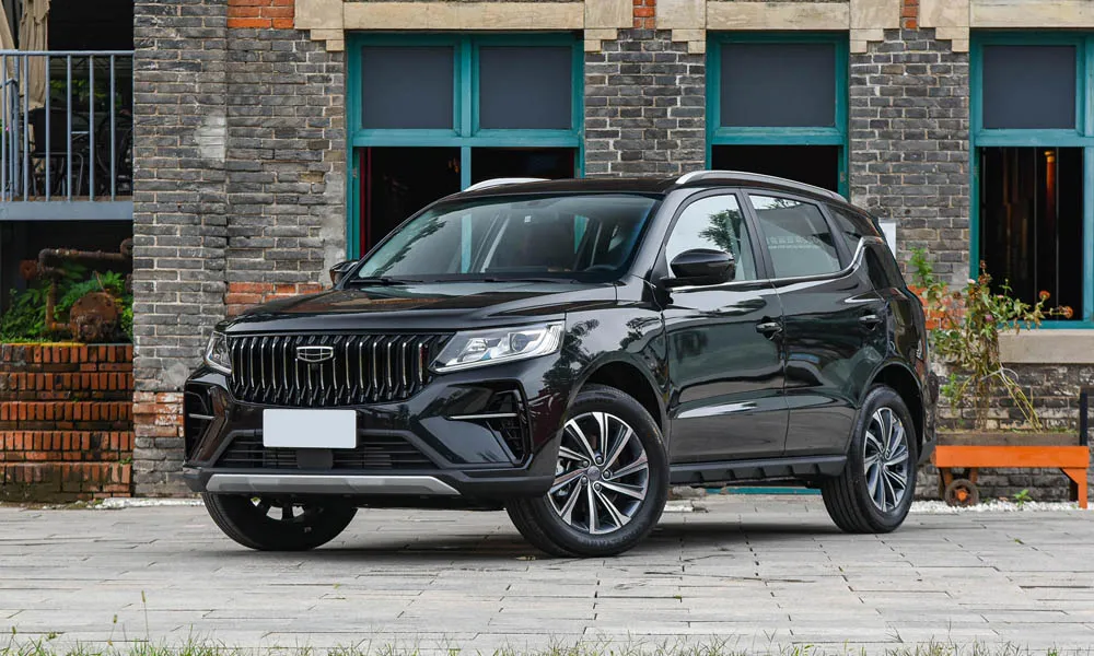 Фото Geely Emgrand X7 (2024) — вид спереди, фото 3. Чёрный кузов, строгая симметрия оптики — базовый ракурс знакомства с дизайном. Рисунок ходовых огней — подпись модели, по нему её узнают в потоке Geely Emgrand X7 (2024) — вид спереди, фото 3