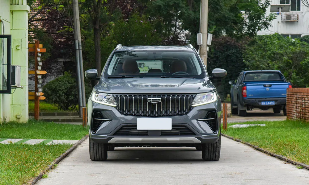 Фото Geely Emgrand X7 (2024) — вид спереди, фото 4. Оптика, решётка и бампер — первое впечатление о модели. Дневные ходовые огни включаются автоматически с запуском Geely Emgrand X7 (2024) — вид спереди, фото 4