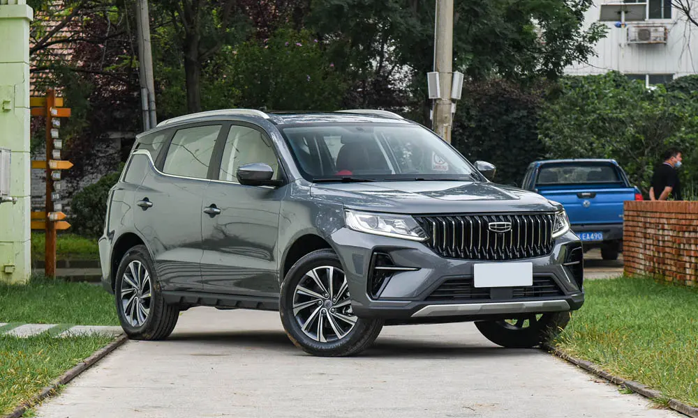 Фото Geely Emgrand X7 (2024) — вид спереди, фото 5. Оптика, решётка и бампер — первое впечатление о модели. Рисунок ходовых огней — подпись модели, по нему её узнают в потоке Geely Emgrand X7 (2024) — вид спереди, фото 5