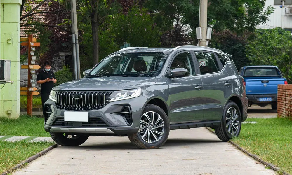 Фото Geely Emgrand X7 (2024) — вид спереди, фото 6. Оптика, решётка и бампер — первое впечатление о модели. Рисунок ходовых огней — подпись модели, по нему её узнают в потоке Geely Emgrand X7 (2024) — вид спереди, фото 6