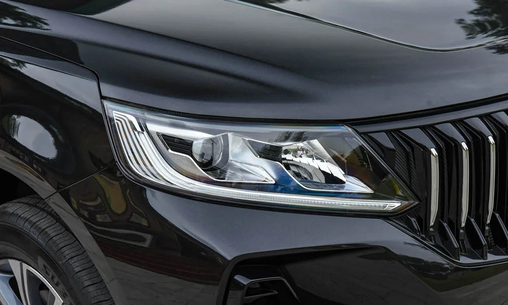 Фото Geely Emgrand X7 (2024) — передняя оптика. Линзы и секции ходовых огней крупным планом. Светодиодная оптика служит весь срок жизни машины без замены ламп Geely Emgrand X7 (2024) — передняя оптика