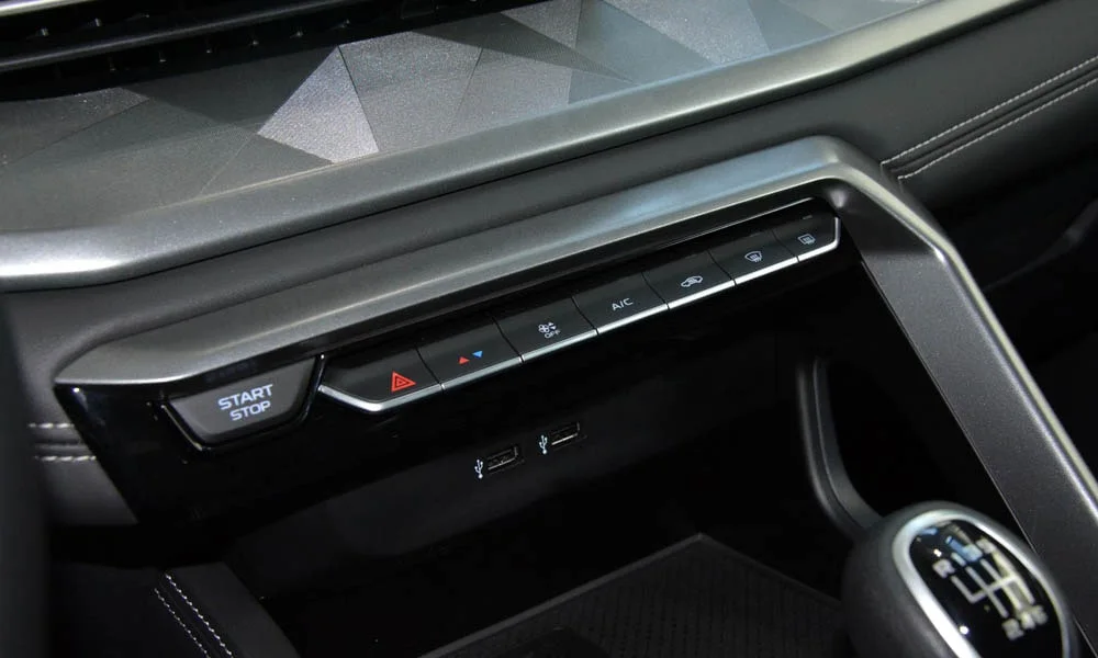 Фото Geely Emgrand X7 (2024) — интерьер, фото 2. Общий план салона: архитектура панели, консоль и кресла Geely Emgrand X7 (2024) — интерьер, фото 2
