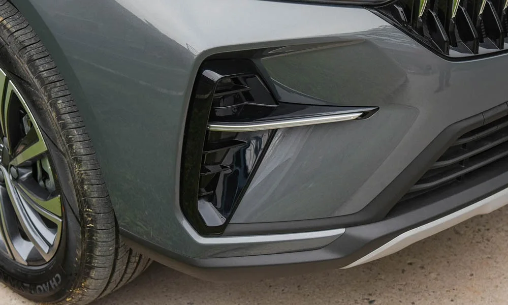 Фото Geely Emgrand X7 (2024) — интерьер, фото 4. Общий план салона: архитектура панели, консоль и кресла. Светлая гамма зрительно расширяет салон, тёмная — практичнее в уходе Geely Emgrand X7 (2024) — интерьер, фото 4