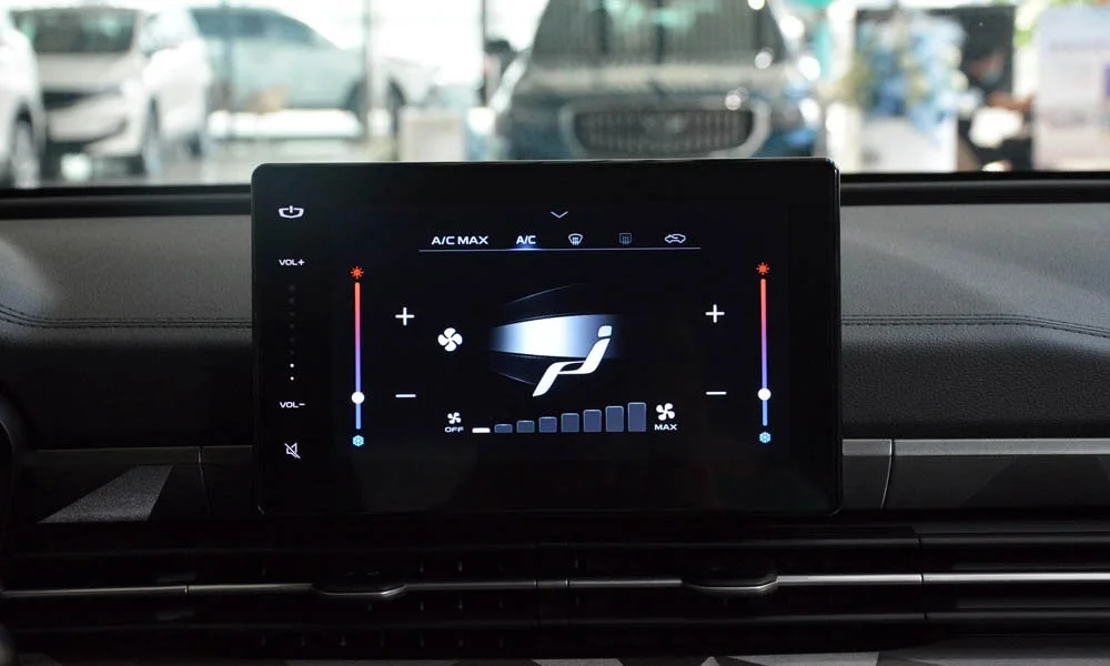 Фото Geely Emgrand X7 (2024) — экран мультимедиа. Интерфейс медиасистемы крупным планом. Быстрота отклика интерфейса важнее диагонали — оцените её на тест-драйве Geely Emgrand X7 (2024) — экран мультимедиа