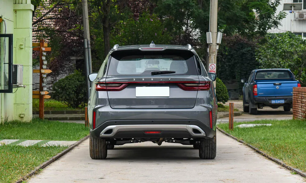 Фото Geely Emgrand X7 (2024) — вид сзади, фото 5. Серый кузов сзади — фонари и бампер определяют ночной образ модели. Светодиодная полоса или раздельные секции — задняя оптика стала главным украшением кормы Geely Emgrand X7 (2024) — вид сзади, фото 5