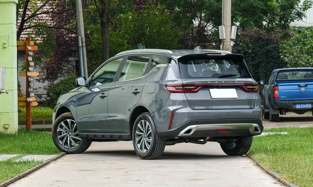 Фото Geely Emgrand X7 (2024) — вид сзади, фото 6. Корма в сером цвете: графика фонарей и пластика пятой двери Geely Emgrand X7 (2024) — вид сзади, фото 6